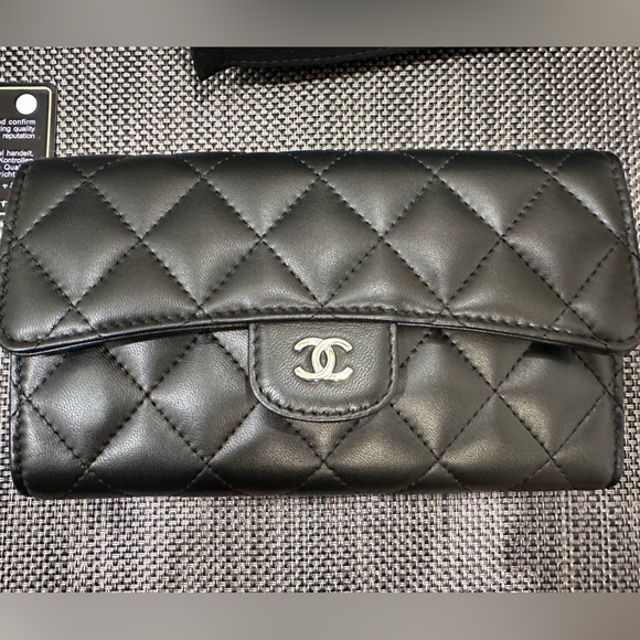 CHANEL black leather wallet. NWOT. Authentication card. Comes with dust bag /box - Picture 1 of 7
